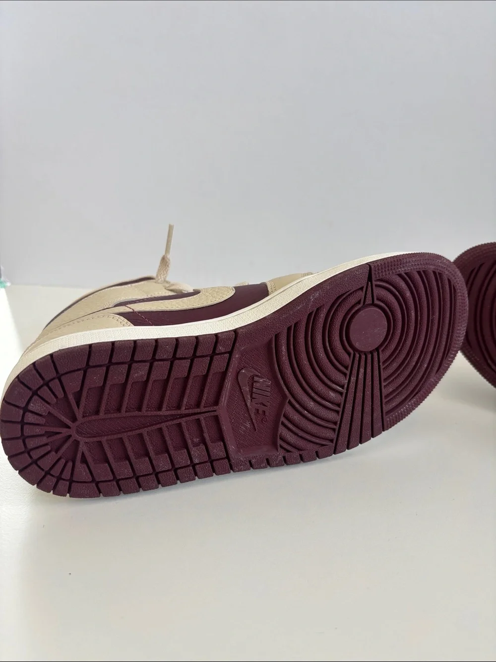 Jordan 1 Mid SE Split Beach Cherrywood (cream burgundy) never worn